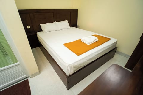 Standard Double Room | Desk, bed sheets