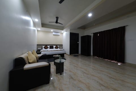 Luxury Room | Soundproofing, iron/ironing board, WiFi (free), bed sheets