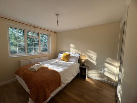 3 bedrooms, iron/ironing board, WiFi (free), bed sheets