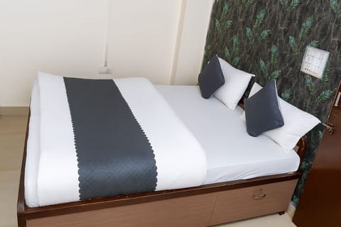 Double or Twin Room, Garden View | Desk, laptop workspace, WiFi (free)