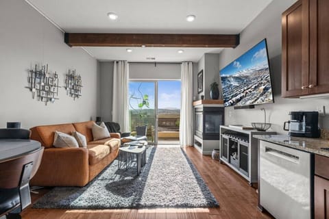 Beautiful Newpark Terrace with Swanner Preserve Views