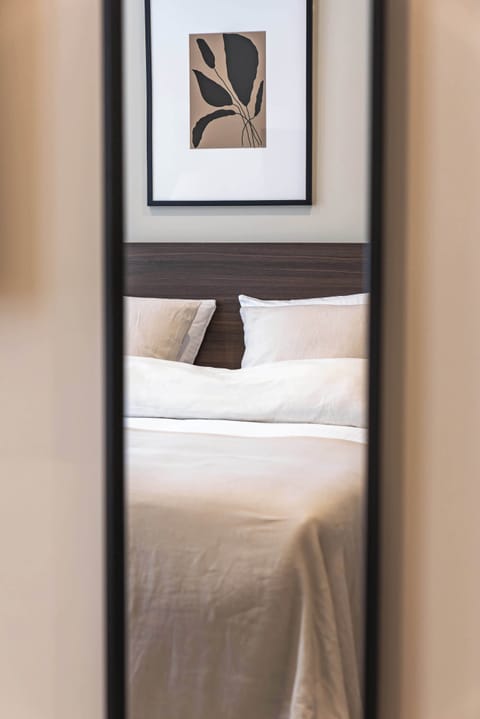 Standard Studio | Desk, laptop workspace, WiFi (free), bed sheets