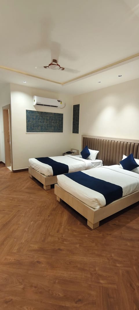 Twin Room | Desk, bed sheets
