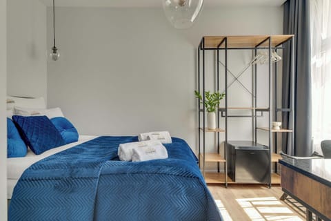 W pokoju znajduje się wygodne łóżko małżeńskie przygotowane z hotelową pościelą i kompletem poduszek oraz telewizor Smart TV z dostępem do kanałów satelitarnych. Do dyspozycji gości przygotowano również miejsce do przechowywania ubrań.