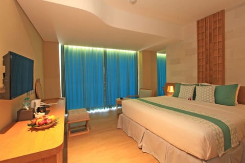 Family Suite | Minibar, in-room safe, desk, blackout drapes