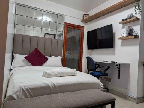 Classic Studio, City View | Bathroom | Slippers, towels, soap, shampoo