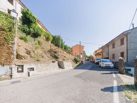 Sky, Wall, Road Surface, Building, Window, Road, Residential Area, House, Neighbourhood, Town