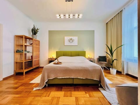 Master Bedroom mit Kingsize Bett
