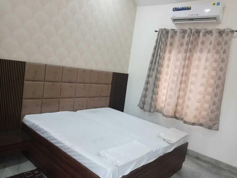 Deluxe Double Room, Balcony, Garden View | WiFi (free)