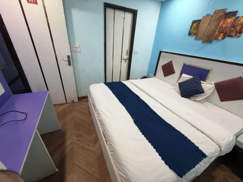 Egyptian cotton sheets, premium bedding, in-room safe, desk