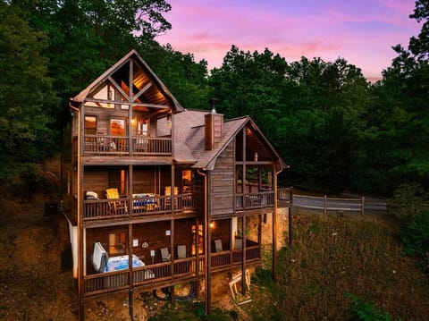 Stunning 3 Level Cabin with decks on each floor to enjoy the mountain view. Quiet and private. minutes to Downtown Blue Ridge. 3 bedroom/ 3 full bathrooms. Hot tub, game room and work space.