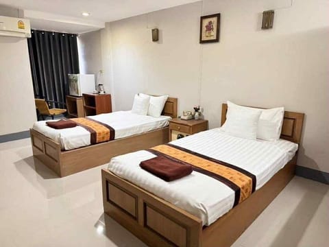 Classic Twin Room | Desk, WiFi (free)