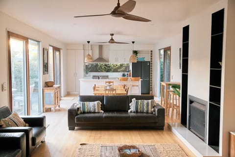Move effortlessly between lounging, dining and cooking, with a layout that keeps everyone connected without feeling crowded.