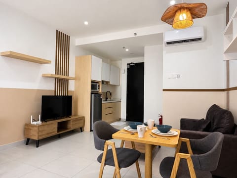Studio, Balcony, City View | Living area
