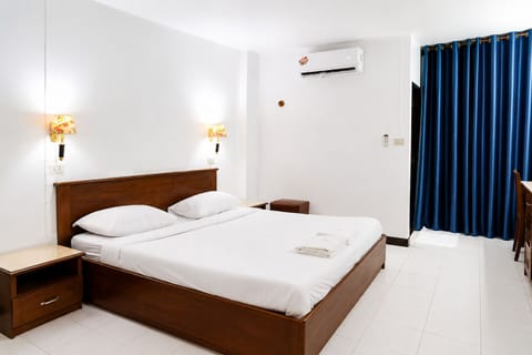 Standard Double Room | Desk, WiFi (free), bed sheets
