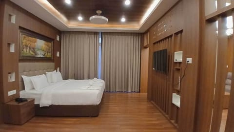 Grand Suite, Balcony, Pool View | WiFi (free)