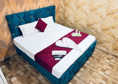 Deluxe Room | Rollaway beds (surcharge), bed sheets