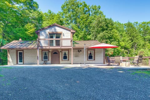 North Monmouth Vacation Rental | 3BR | 3BA | 3,000 Sq Ft