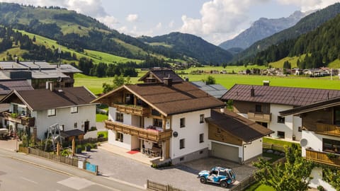 Large Hochfilzen vacation rental for families and groups, with private sauna, hot tub, BBQ area, parking and a practical Alpine base.