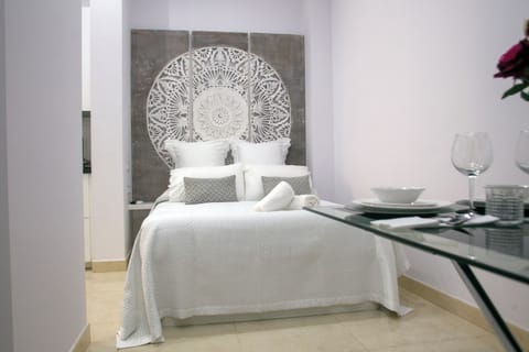 Deluxe Studio | Laptop workspace, soundproofing, iron/ironing board, WiFi (free)