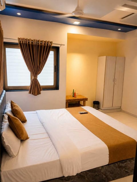 Desk, WiFi (free), bed sheets