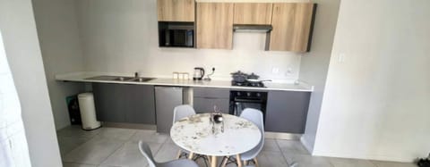 Apartment, 2 Bedrooms | Dining room