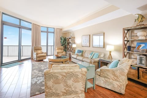 Condo, 3 Bedrooms | Living area