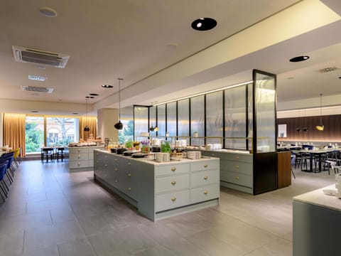 Daily buffet breakfast for a fee