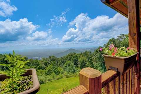 Jasper Vacation Rental | 3BR | 3BA | 3,300 Sq Ft