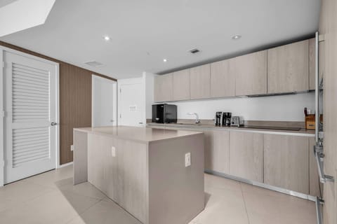 Condo, Multiple Beds, Ocean View (Oceanview Highrise) | Private kitchen