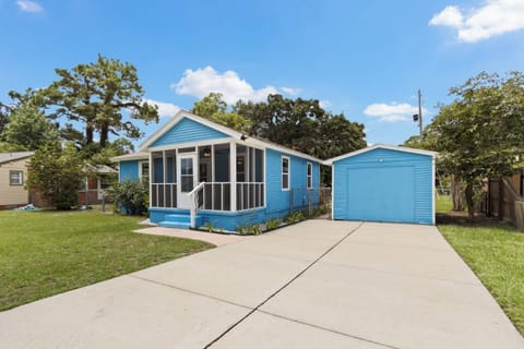Pull right up to this cheerful blue cottage with a screened porch and a private driveway, your easygoing home base near the coast.