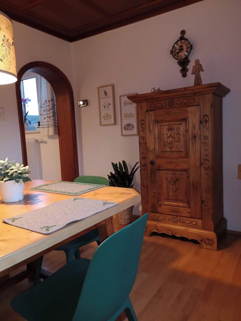 Comfort House, 4 Bedrooms, Garden View | In-room dining