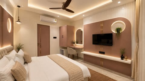 Executive Suite | Desk, laptop workspace, WiFi (free)