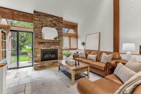 Living room: Gas fireplace, TV, soundbar