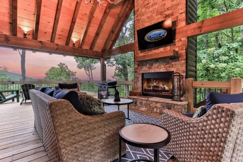Your front-row seat to the North Georgia mountains. Welcome to Painted Sky Lodge.