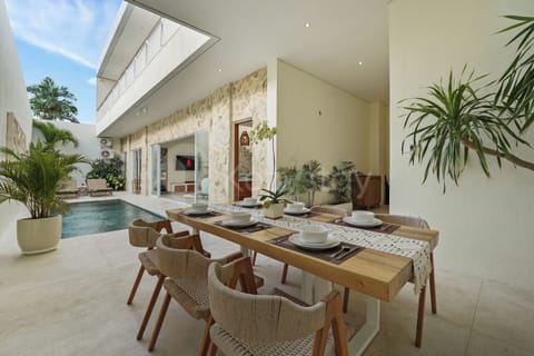 Villa, 3 Bedrooms, Resort View | Dining room