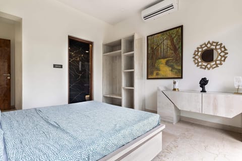 Iron/ironing board, WiFi (free)
