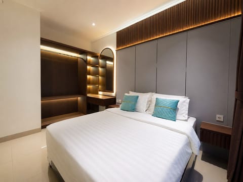 Apartment, Non Smoking, City View | Iron/ironing board, WiFi (free)
