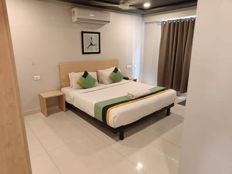 Standard Double Room | Desk
