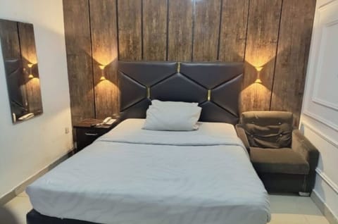 Classic Room | Desk, laptop workspace, bed sheets
