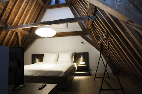 Suite | In-room safe, soundproofing, iron/ironing board, free WiFi