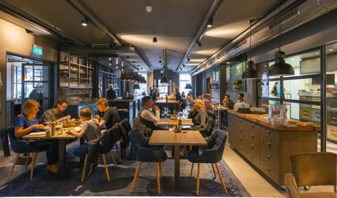 Breakfast, lunch, dinner served; international cuisine 