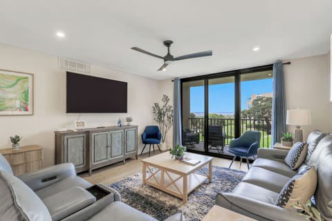 3302 Island Club Living Area