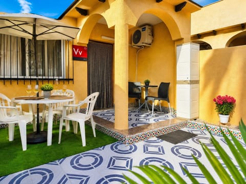 bright spacious outside living with outdoor shower, dining table for 4
