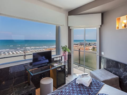 Superior Double or Twin Room, Balcony, Sea Facing | Minibar, in-room safe, desk, iron/ironing board