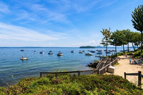 Settle into the lakeside seating areas and enjoy long conversations, beautiful views, and time together.