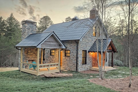 Outdoor Patio & Fireplace