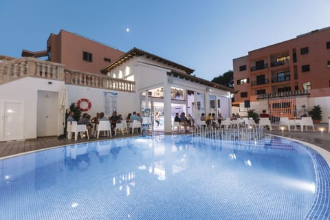 Outdoor pool, pool umbrellas, sun loungers