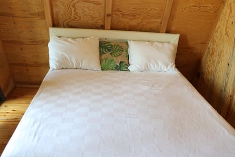 Bungalow, Lake View | Hypo-allergenic bedding available, cribs (free), WiFi (free), bed sheets