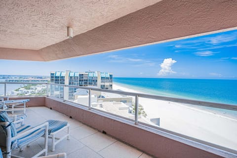 Huge balcony with Gulf and Intercoastal views & comfy Furniture